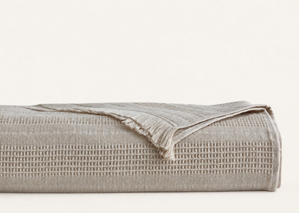 Erna — Tagesdecke in Beige, gefaltet